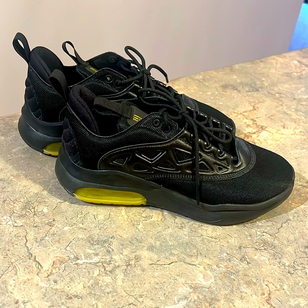 Nike~ Women’s Jordan Airmax 200 XX~ Black Dynamic Yellow~